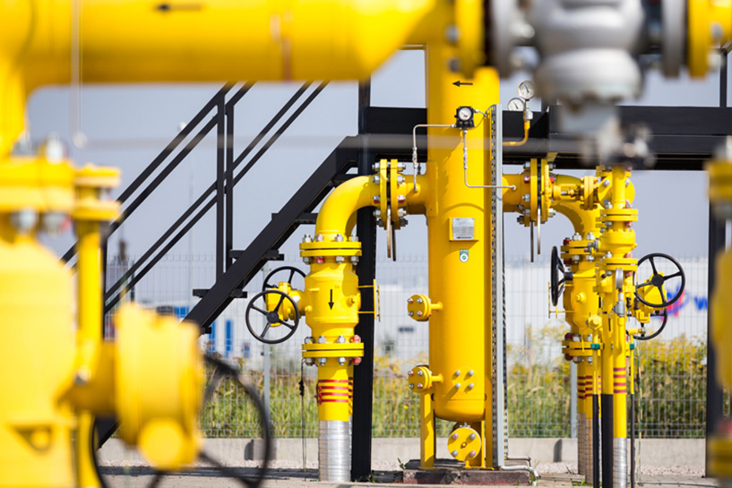 Gas pressure regulation and metering station